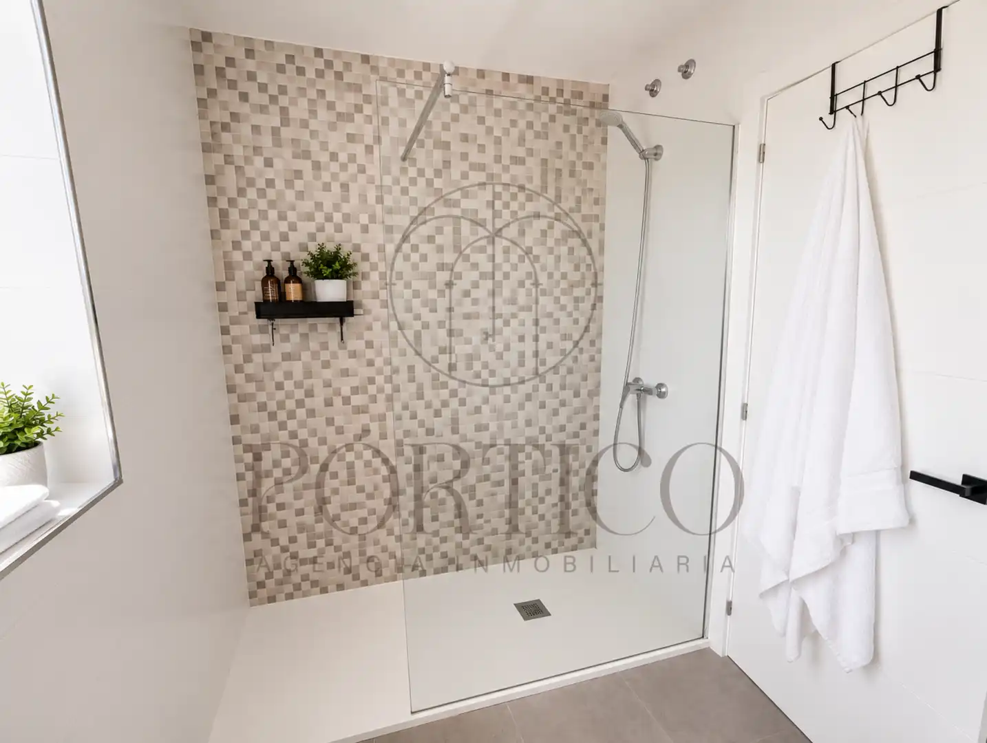 Badezimmer von Dachboden zum Verkauf in Tui mit Klimaanlage, Heizung und Terrasse