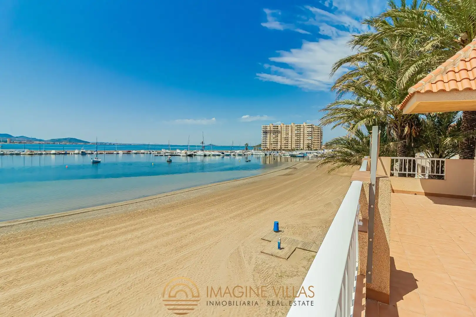 Vista exterior de Àtic en venda en La Manga del Mar Menor amb Terrassa, Traster i Piscina comunitària