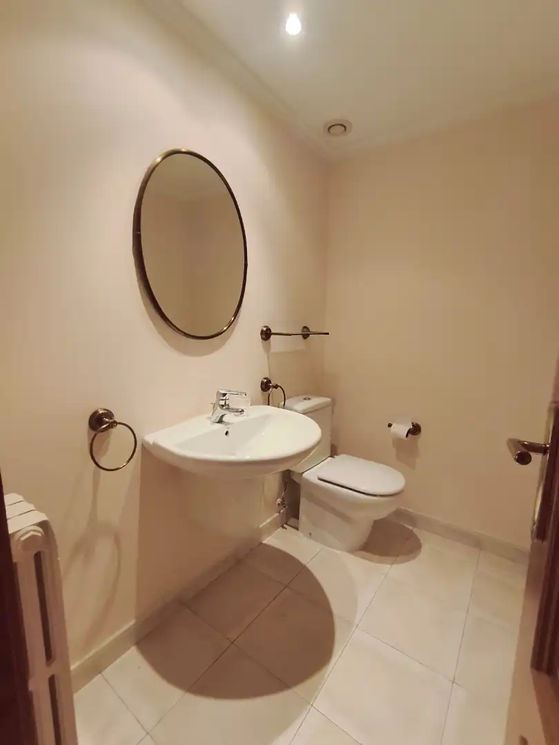 Badezimmer von Wohnung zur Miete in A Coruña Capital  mit Heizung, Parkett und Ofen