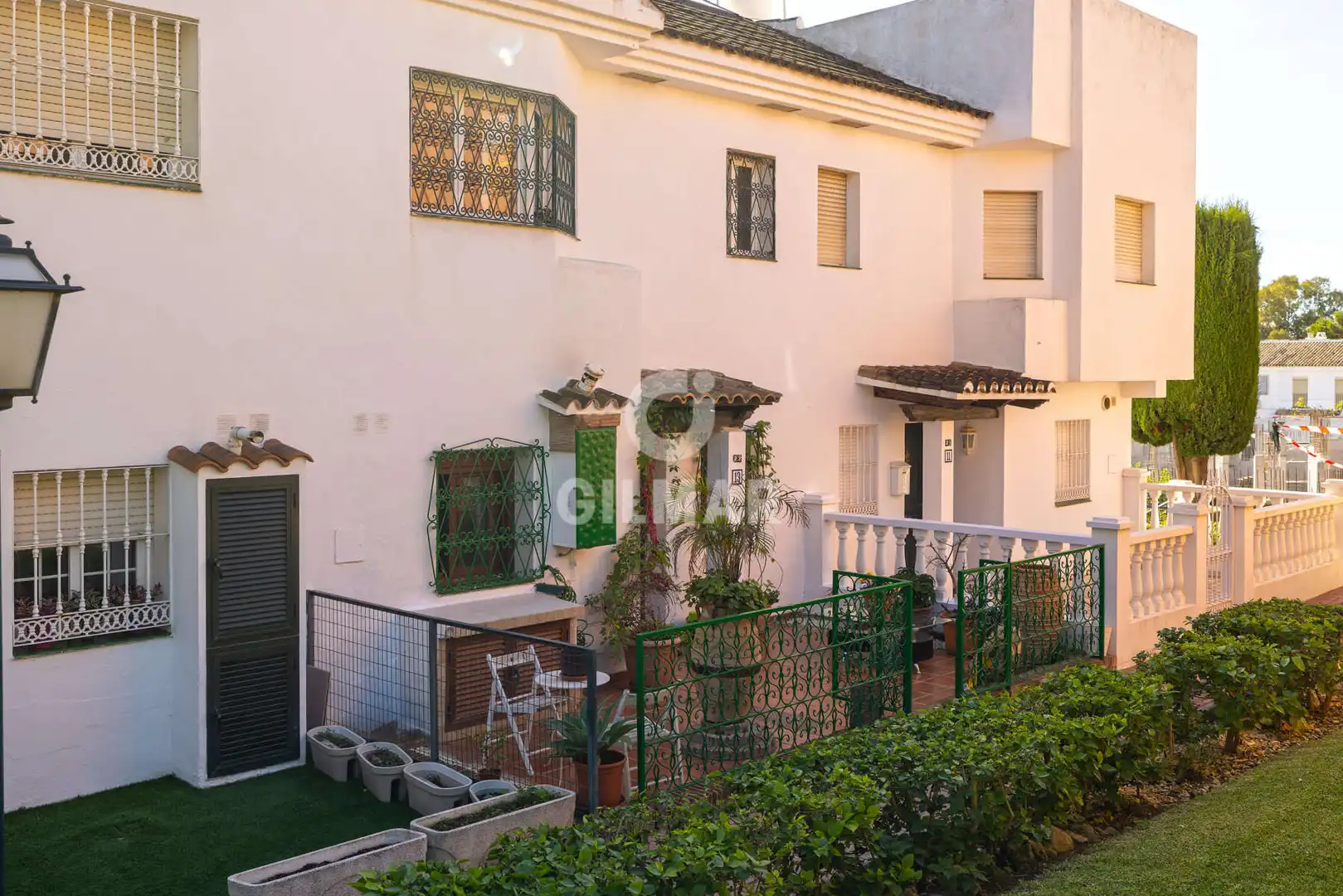 Vista exterior de Casa adosada en venda en Estepona amb Calefacció i Jardí privat