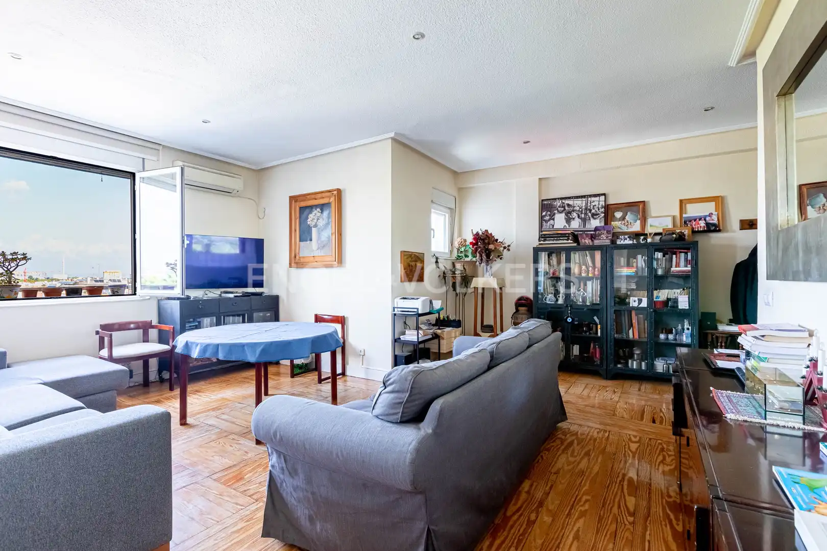 Living room of Flat for sale in Sevilla  with Air Conditioner and Heating