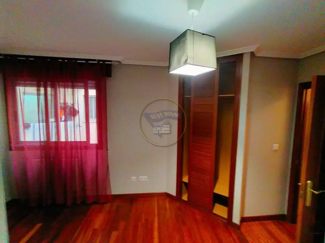 Dormitori de Apartament de lloguer en Vigo  amb Calefacció, Parquet i Traster