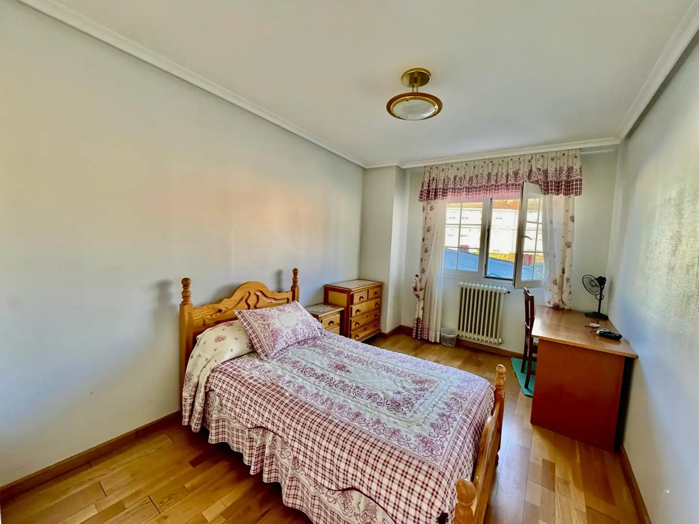 Habitación de Casa adosada en venta en San Andrés del Rabanedo con Calefacción, Jardín privado y Parquet