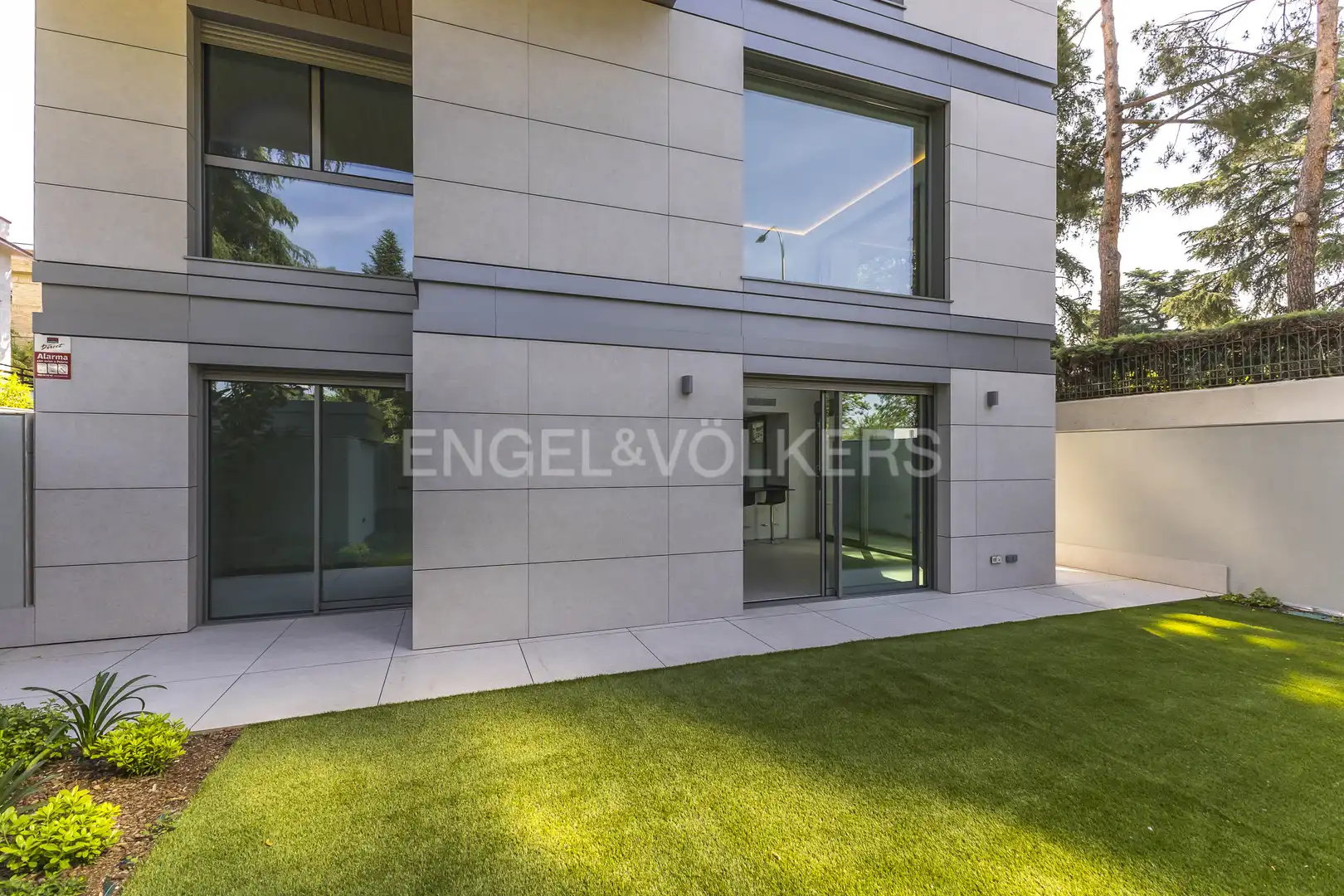 Vista exterior de Dúplex en venta en Madrid con Calefacción, Terraza y Trastero
