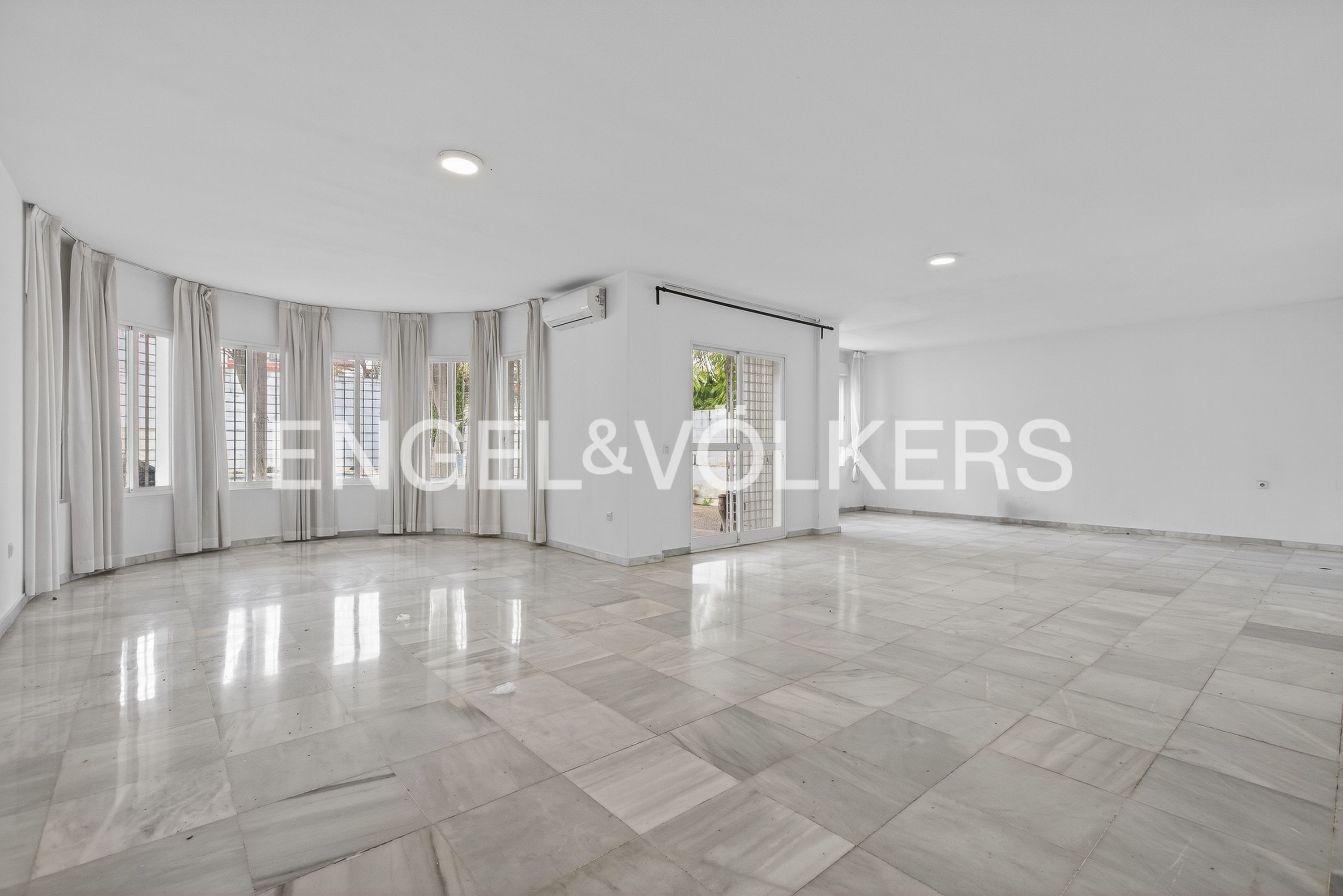 Menjador de Casa o xalet en venda en Tomares amb Aire condicionat, Calefacció i Jardí privat