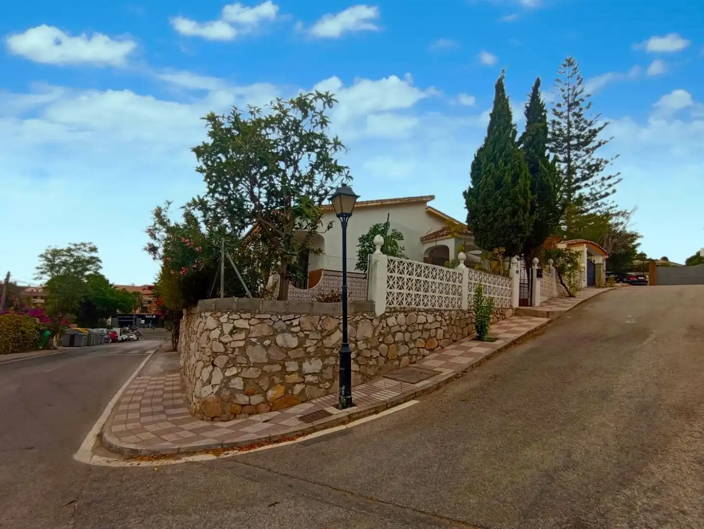 Vista exterior de Casa o xalet en venda en Mijas amb Aire condicionat, Jardí privat i Traster