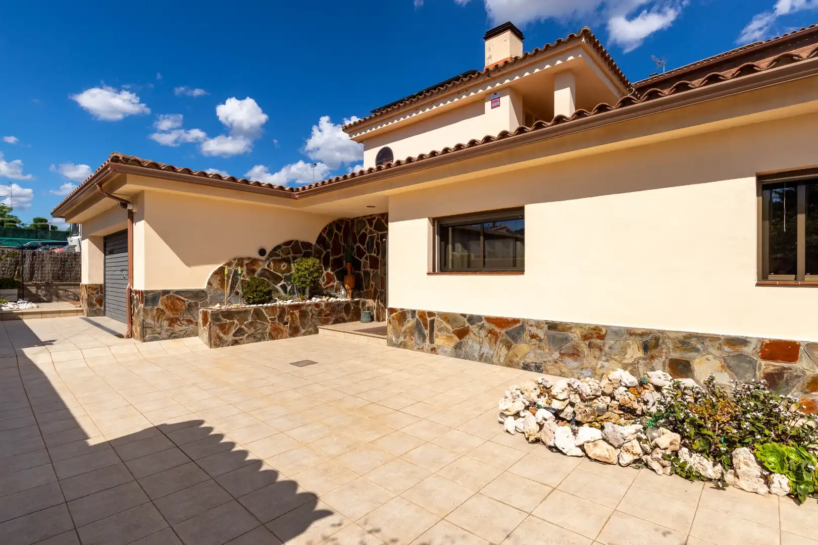 Vista exterior de Casa o xalet en venda en Viladecavalls amb Aire condicionat, Calefacció i Jardí privat