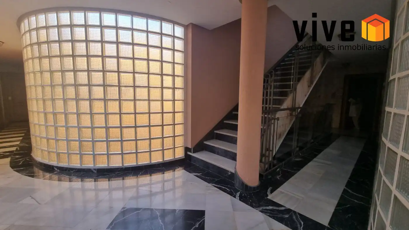 Wohnung zur Miete in Sevilla mit Klimaanlage, Terrasse und Abstellraum