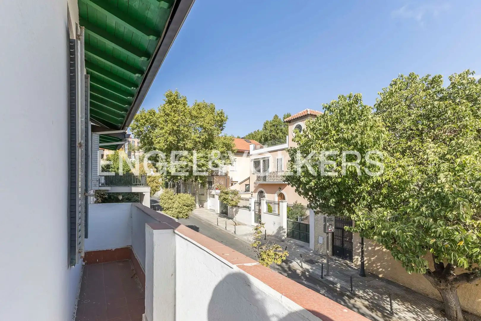 Vista exterior de Casa o xalet en venda en Madrid amb Calefacció, Jardí privat i Balcó