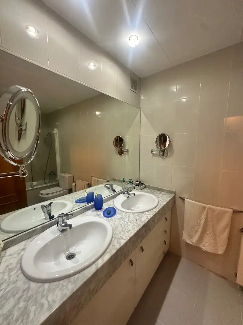 Badezimmer von Dachboden zum Verkauf in Figueres mit Klimaanlage, Heizung und Terrasse
