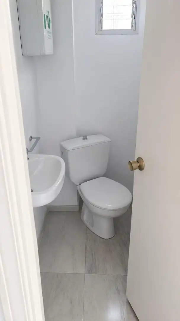 Baño de Oficina de alquiler en San Bernabé