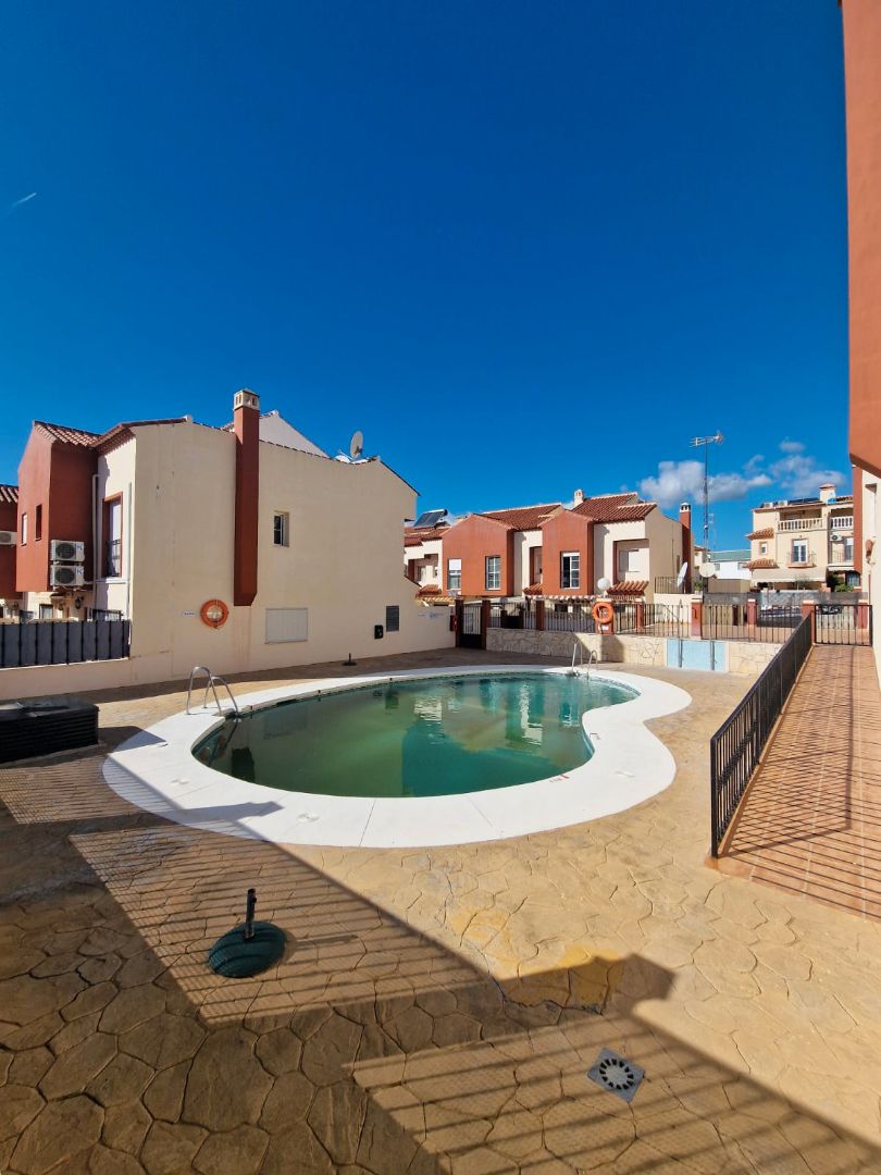 Piscina de Casa adosada en venda en Vélez-Málaga amb Terrassa i Piscina comunitària