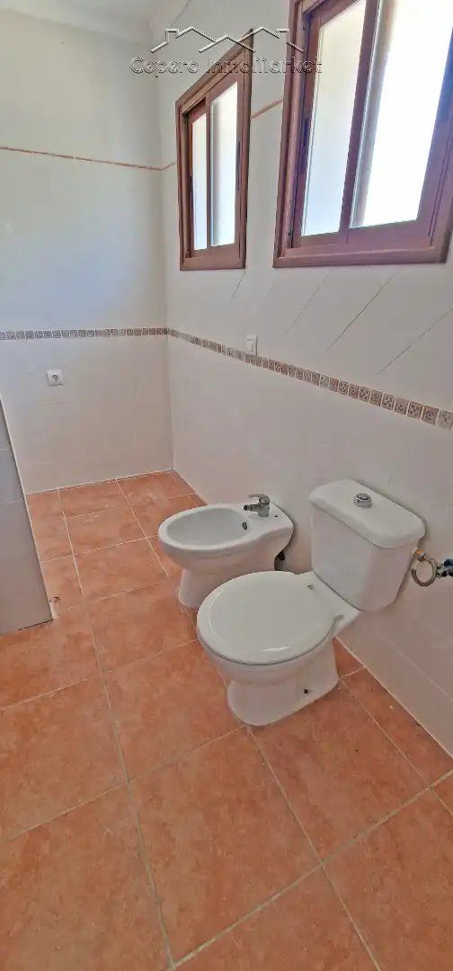 Badezimmer von Einfamilien-Reihenhaus zum Verkauf in El Puerto de Santa María mit Privatgarten und Balkon