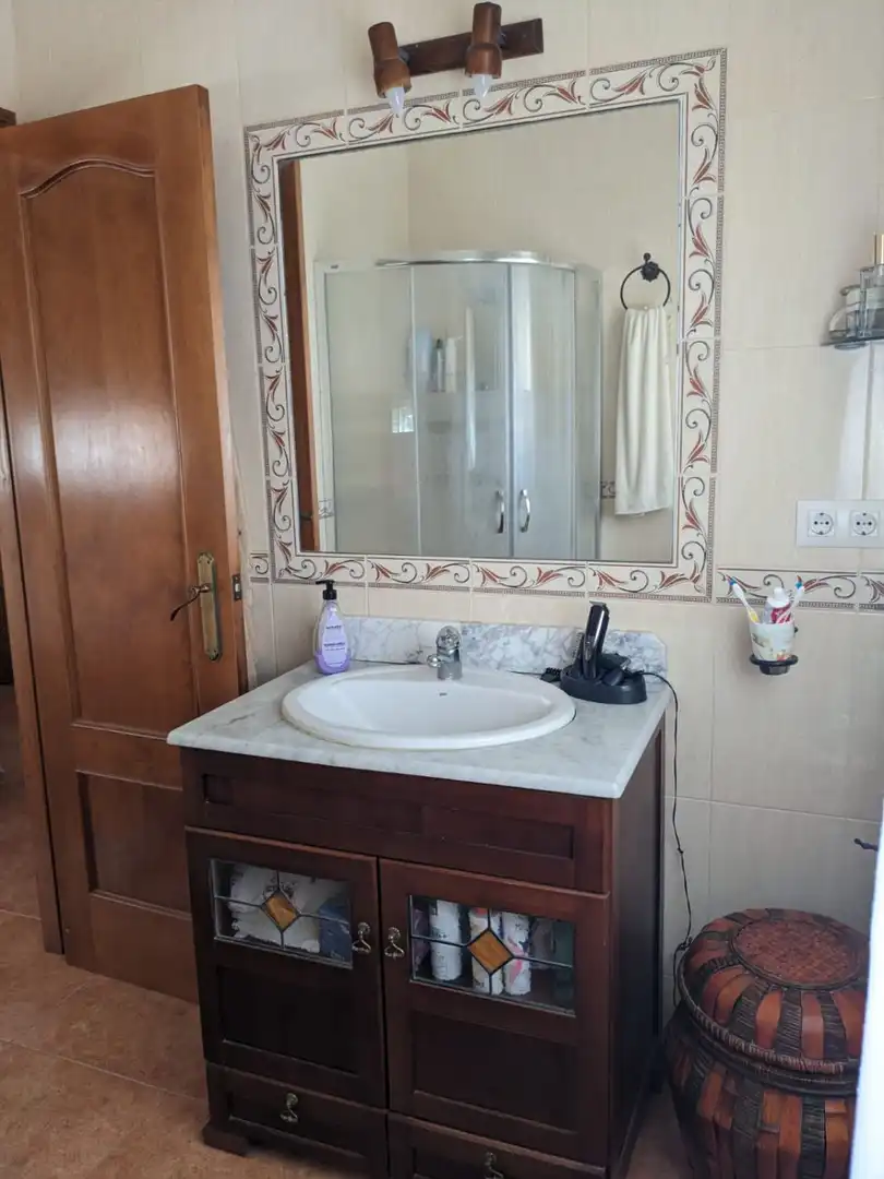 Bany de Casa o xalet en venda en San Roque amb Aire condicionat, Calefacció i Jardí privat