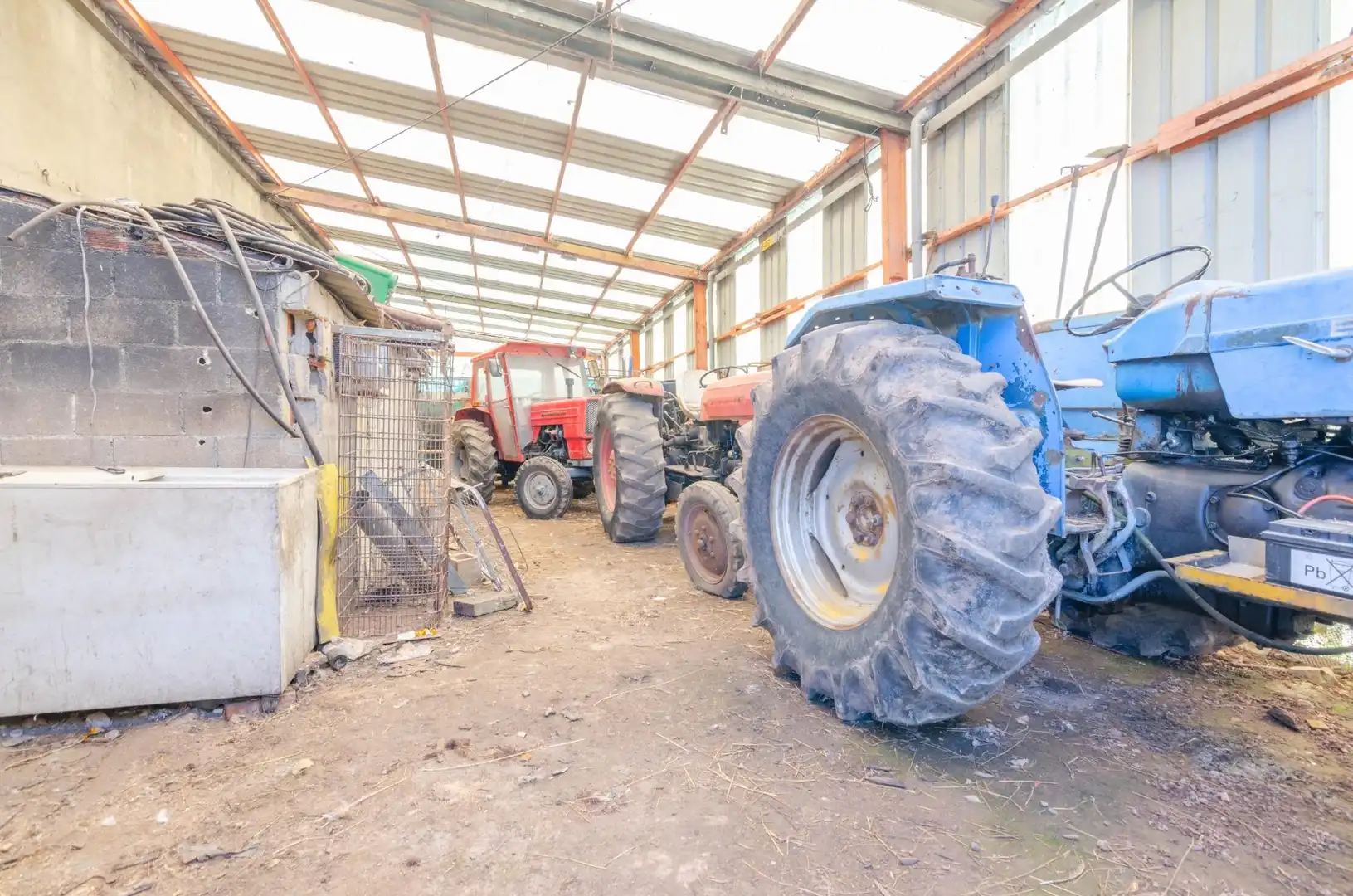 Parkplatz von Fabrikhallen zum Verkauf in Carreño