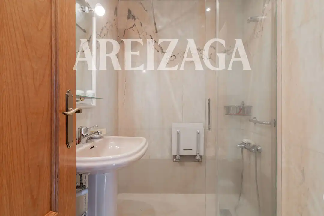 Baño de Piso en venta en Donostia - San Sebastián  con Calefacción, Terraza y Balcón
