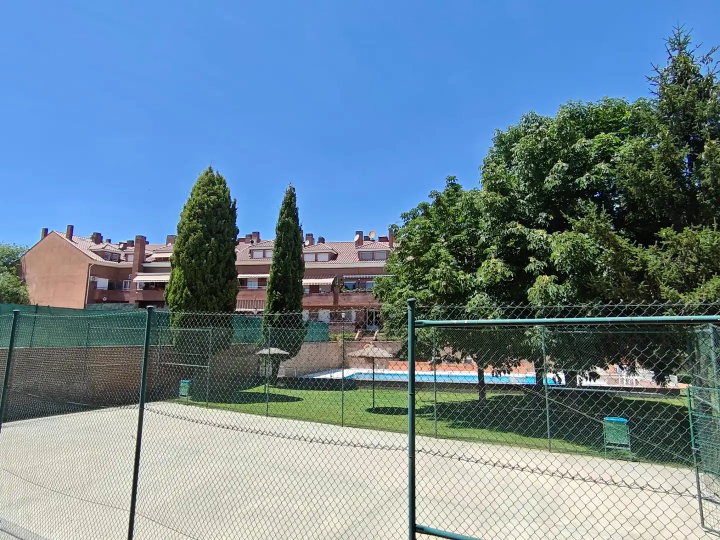 Vista exterior de Dúplex en venda en Sevilla la Nueva amb Aire condicionat, Calefacció i Jardí privat