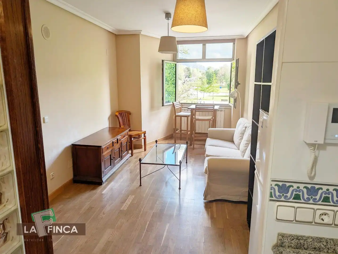 Sala d'estar de Apartament en venda en Oviedo  amb Calefacció, Traster i Moblat