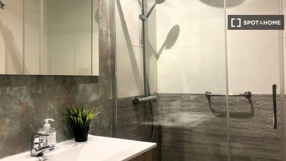 Bathroom of Flat for share in Madrid  with Air Conditioner, Heating and Terrace