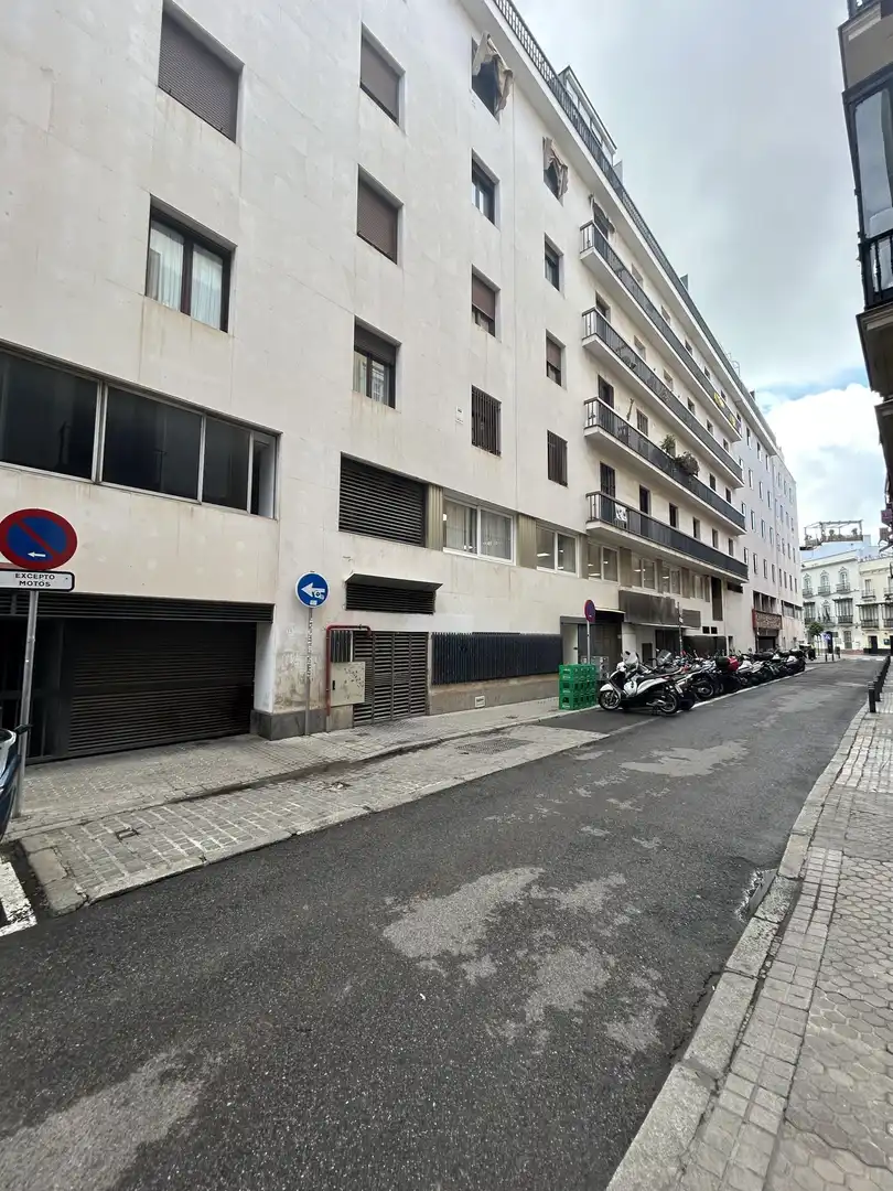 Vista exterior de Garaje en venta en Sevilla
