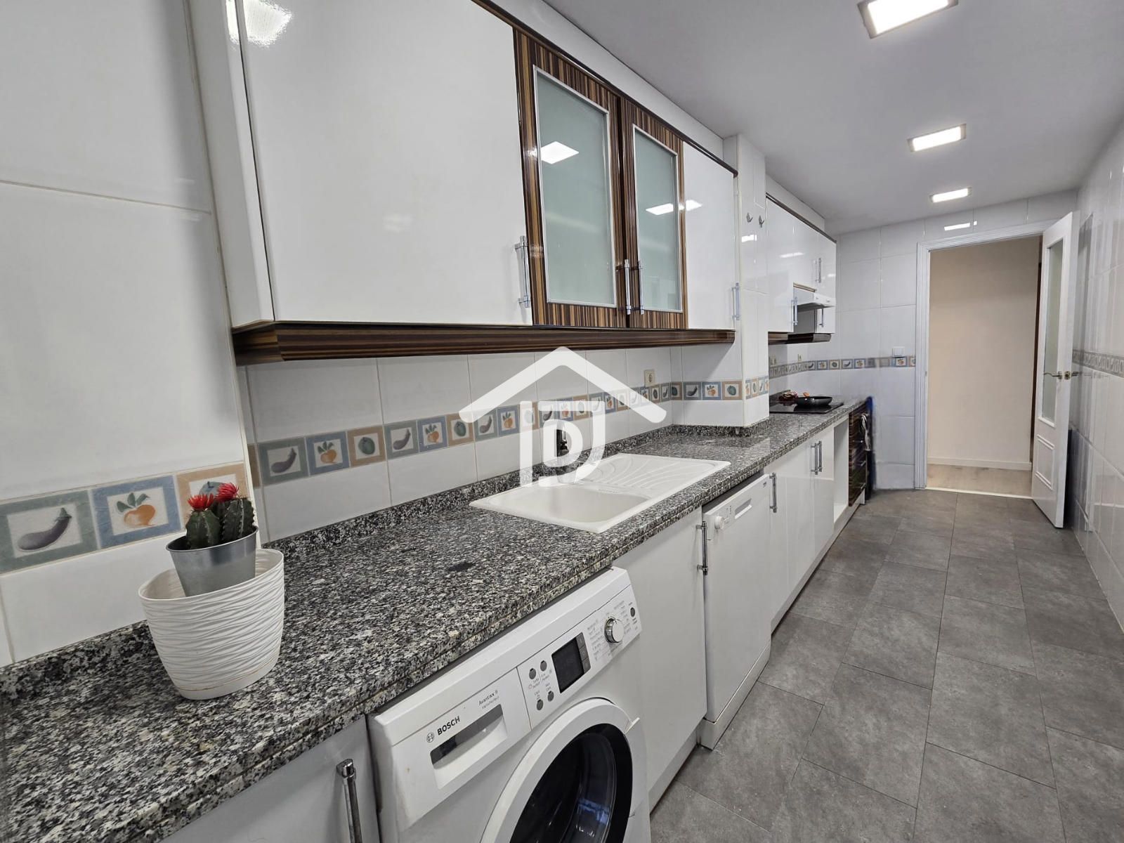 Kitchen of Flat to rent in  Valencia Capital  with Air Conditioner, Heating and Terrace