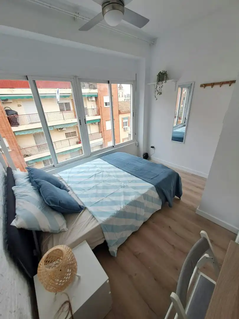Schlafzimmer von Wohnung zur untervermieten in Valencia mit Waschmaschine