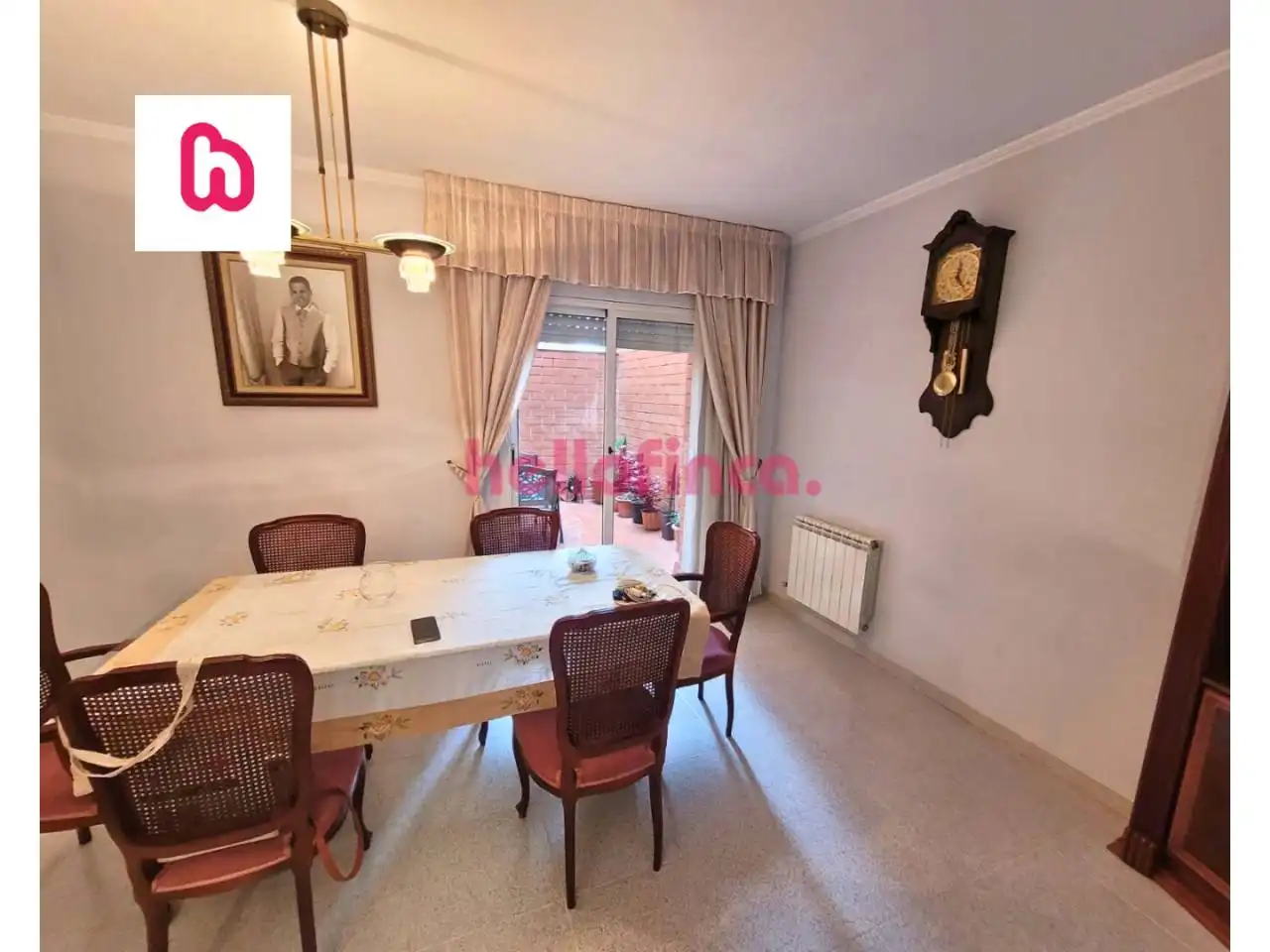 Habitación de Casa adosada en venta en Santa Perpètua de Mogoda con Aire acondicionado, Calefacción y Terraza