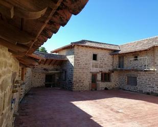 Vista exterior de Casa o xalet en venda en Manzanal de los Infantes amb Terrassa i Balcó