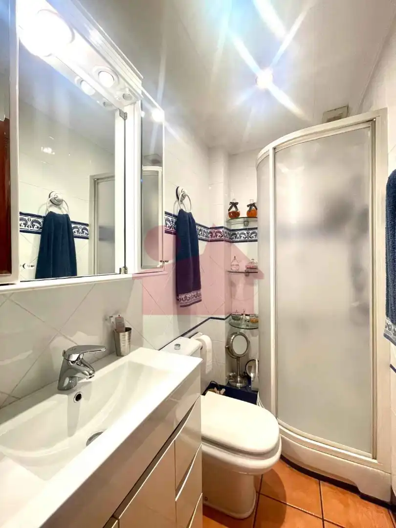 Baño de Casa adosada en venta en Mollet del Vallès con Aire acondicionado, Calefacción y Jardín privado