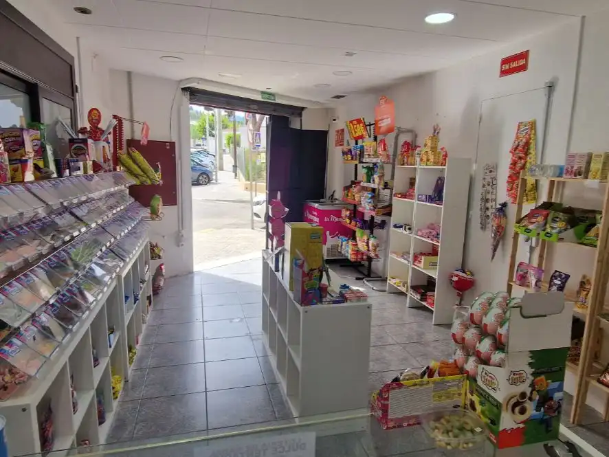 Local comercial en traspaso en Anna maría ravell 11