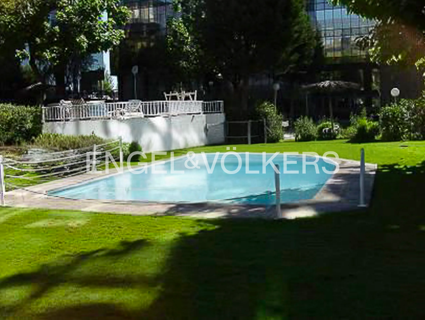 Swimming pool of Flat for sale in  Madrid Capital  with Air Conditioner, Heating and Parquet flooring