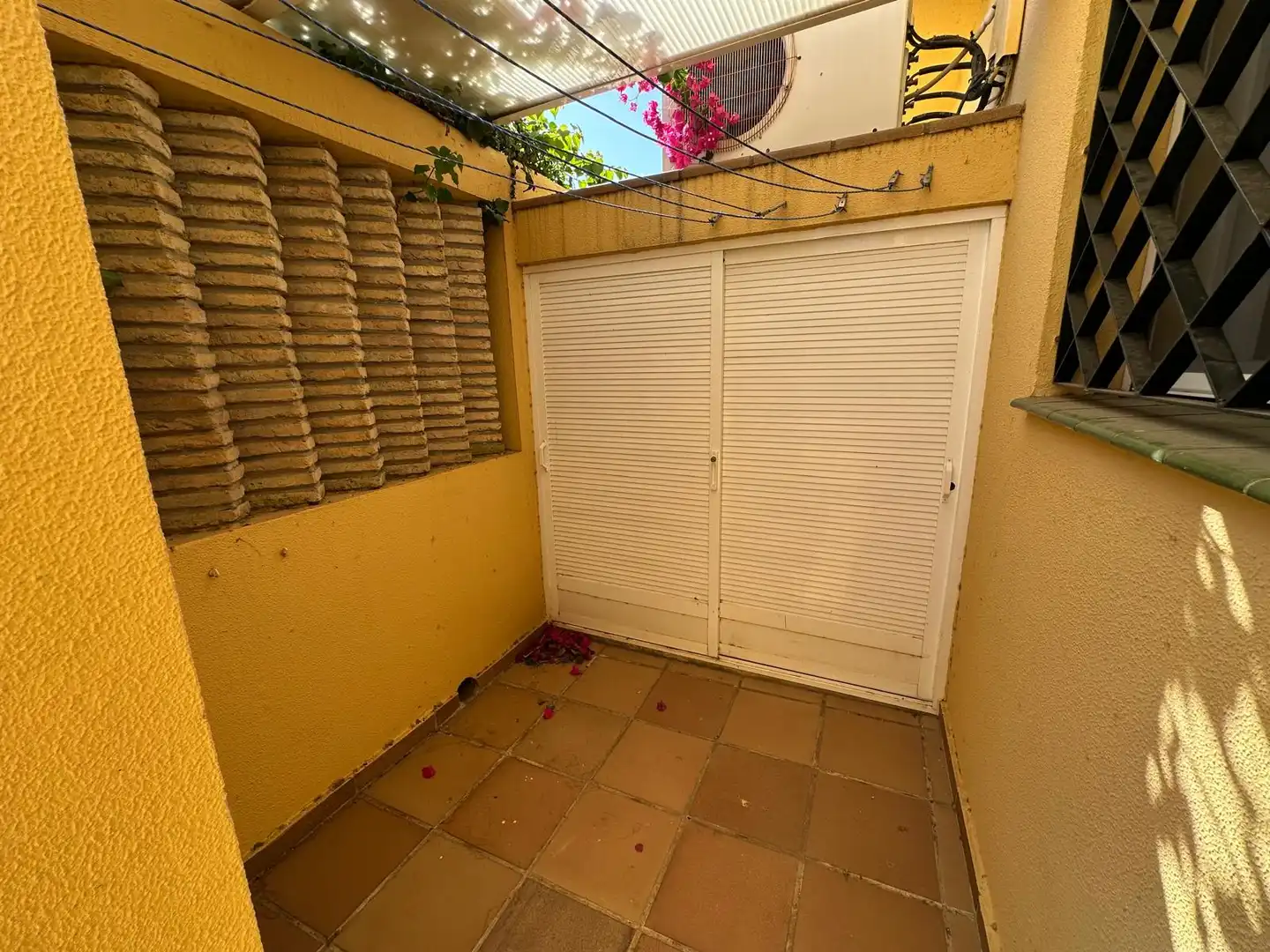 Terrassa de Casa adosada en venda en Chiclana de la Frontera amb Aire condicionat, Calefacció i Jardí privat
