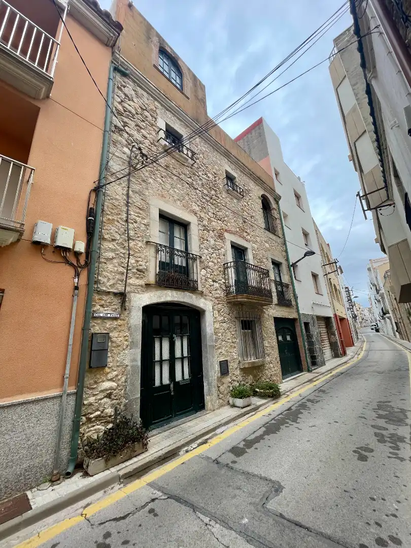Vista exterior de Casa adosada en venda en L'Escala amb Calefacció, Terrassa i Moblat
