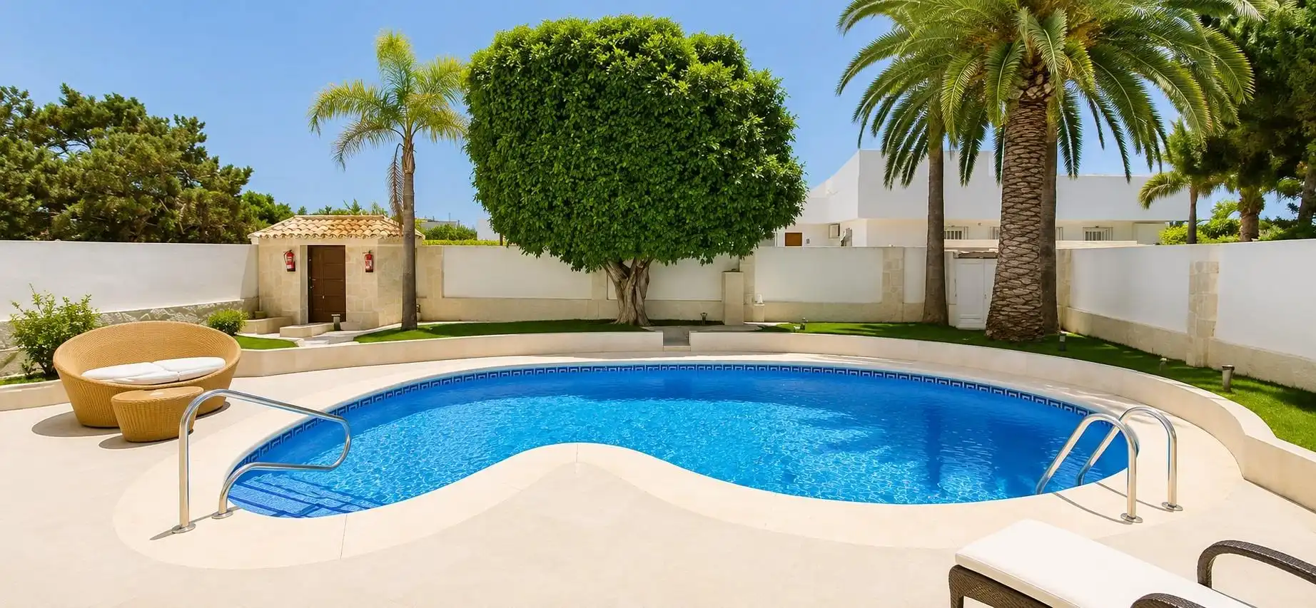 Piscina de Casa o xalet en venda en Marbella amb Aire condicionat, Calefacció i Jardí privat