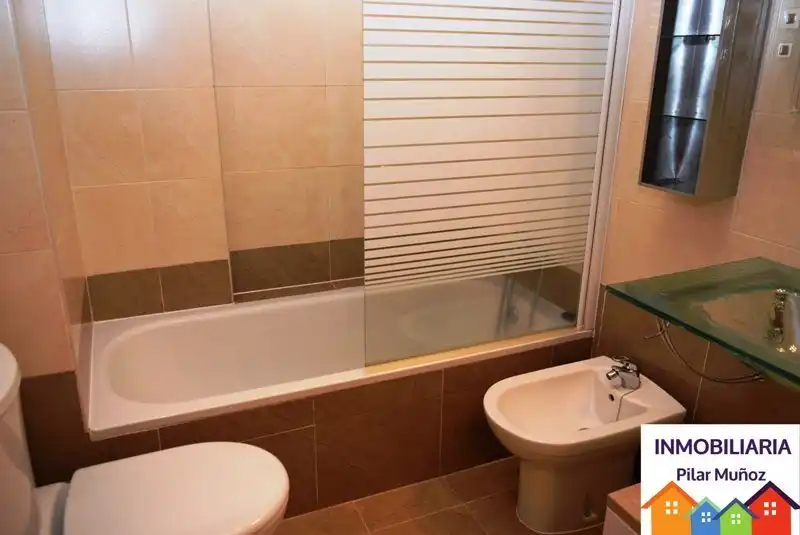 Baño de Piso de alquiler en Ávila con Calefacción, Terraza y Amueblado
