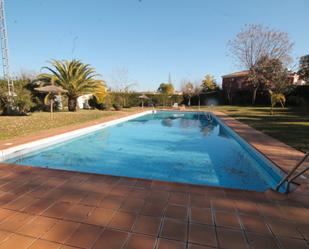 Piscina de Casa adosada de lloguer en Gelves amb Aire condicionat, Jardí privat i Terrassa