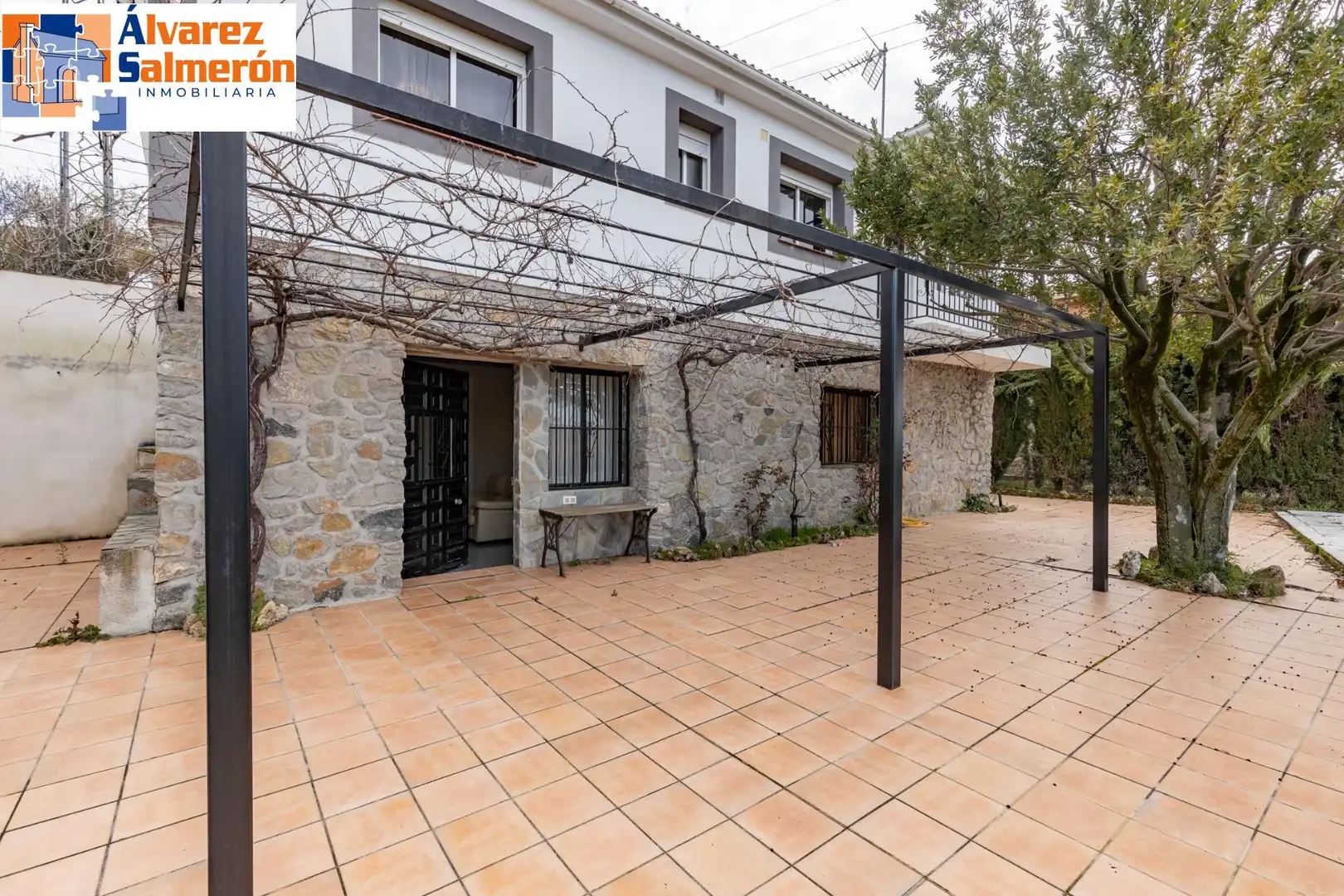 Vista exterior de Casa o xalet en venda en Huétor de Santillán amb Calefacció i Piscina
