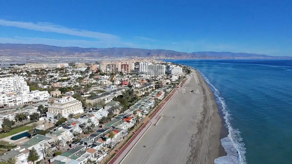 Vista exterior de Estudi en venda en Roquetas de Mar amb Jardí privat i Piscina comunitària