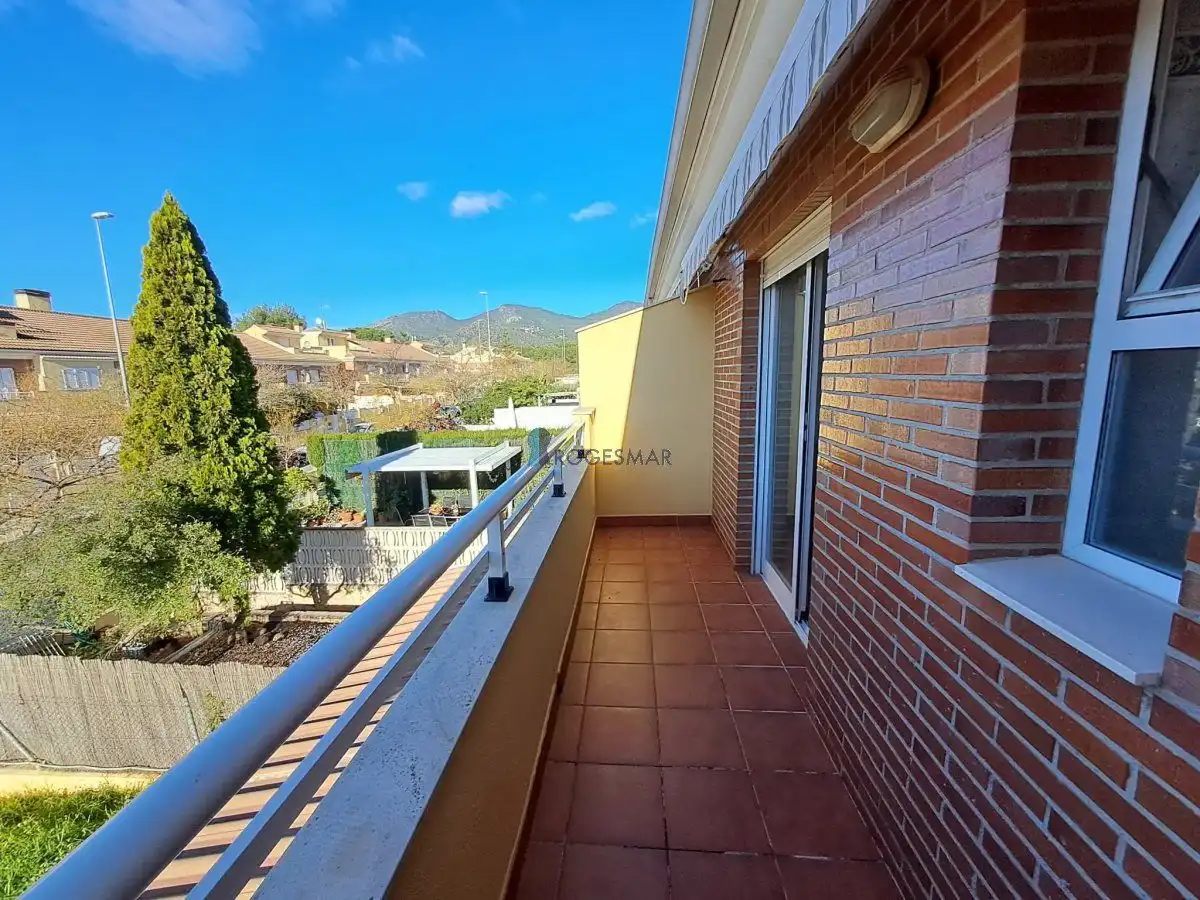 Außenansicht von Einfamilien-Reihenhaus zum Verkauf in Benicasim / Benicàssim mit Privatgarten, Terrasse und Balkon