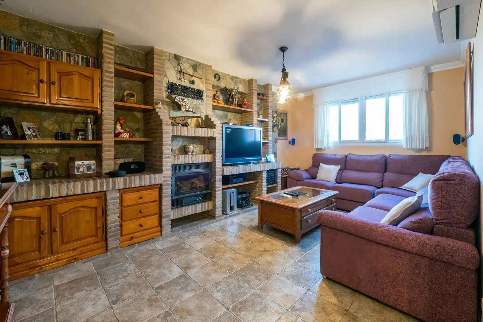 Sala d'estar de Casa adosada en venda en Marbella amb Aire condicionat, Terrassa i Moblat