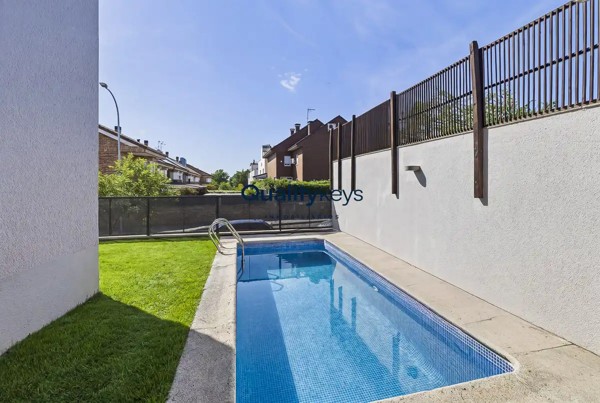 Piscina de Casa o chalet en venta en Madrid con Aire acondicionado, Calefacción y Jardín privado