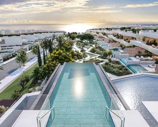 Piscina de Apartament en venda en Marbella amb Aire condicionat, Jardí privat i Terrassa