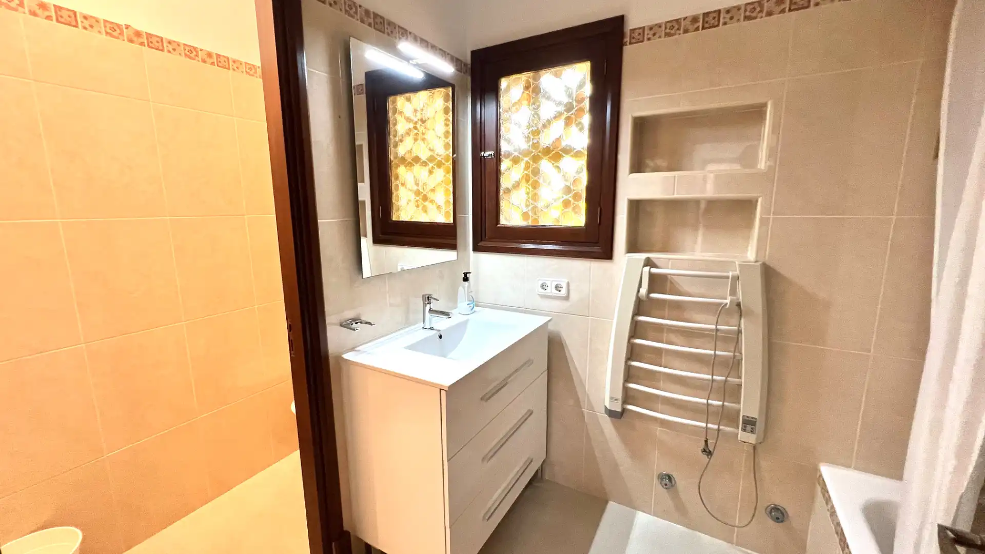 Bathroom of Flat for rent in Alcúdia  with Air Conditioner, Parquet flooring and Terrace