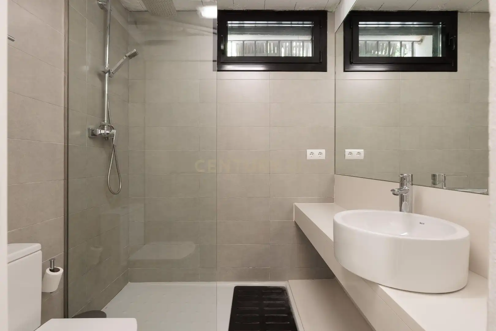 Bany de Casa o xalet en venda en Sant Cugat del Vallès amb Aire condicionat, Jardí privat i Traster