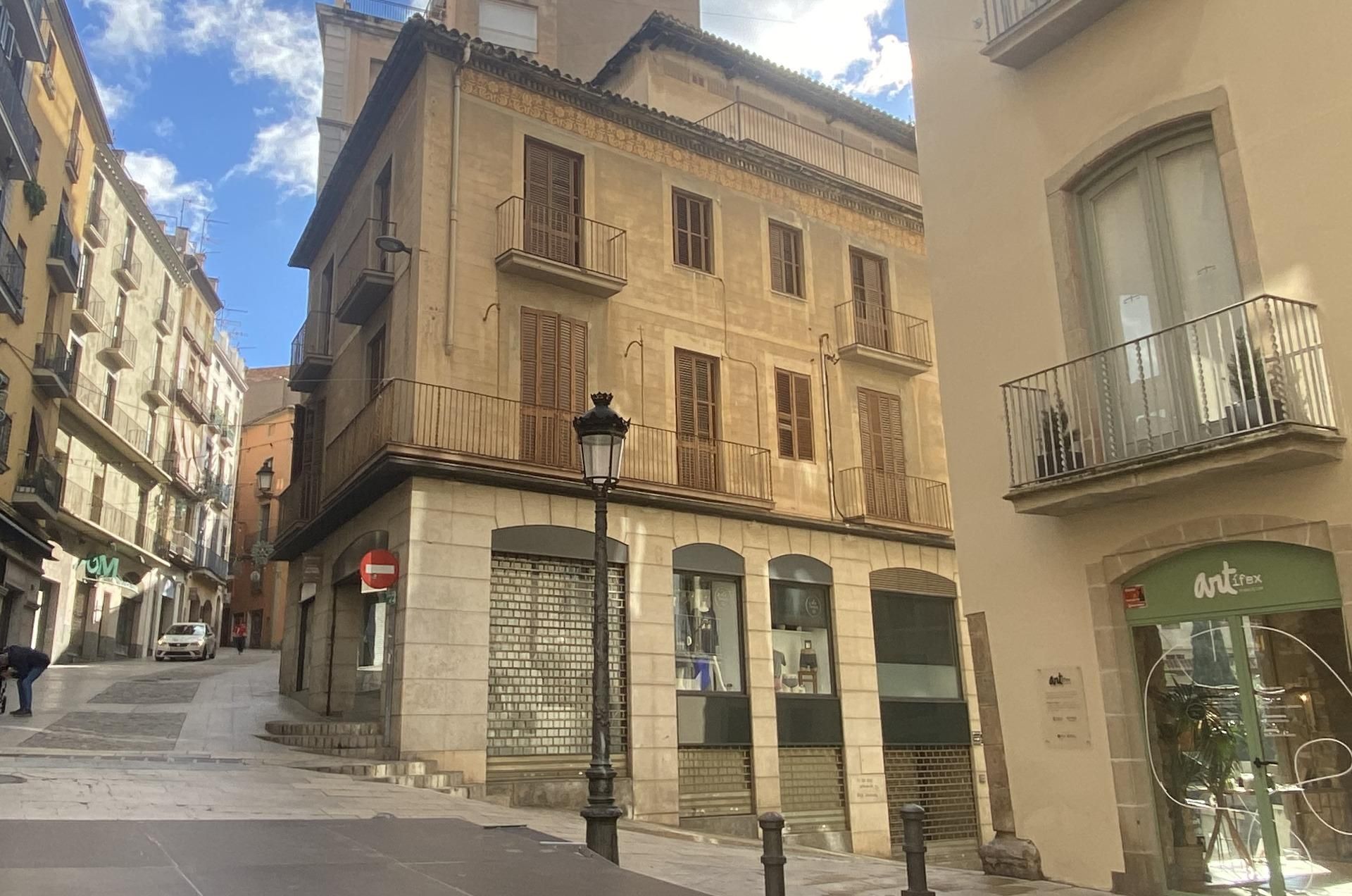 Vista exterior de Edifici en venda en Manresa