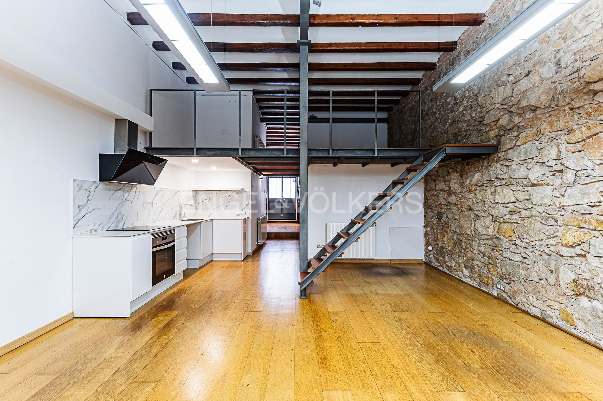 Cuina de Dúplex de lloguer en  Barcelona Capital amb Calefacció, Parquet i Terrassa