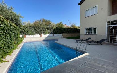 Piscina de Casa adosada de lloguer en Rivas-Vaciamadrid amb Piscina