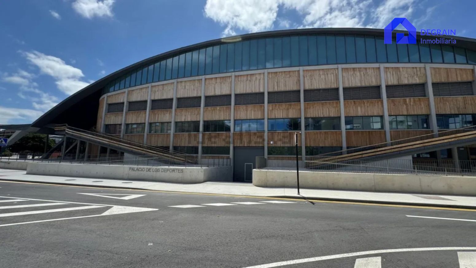 Vista exterior de Pis en venda en Oviedo  amb Calefacció i Jardí privat