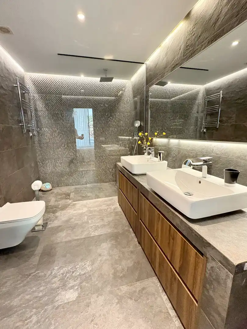 Badezimmer von Wohnungen zum Verkauf in Benahavís mit Klimaanlage, Terrasse und Schwimmbad