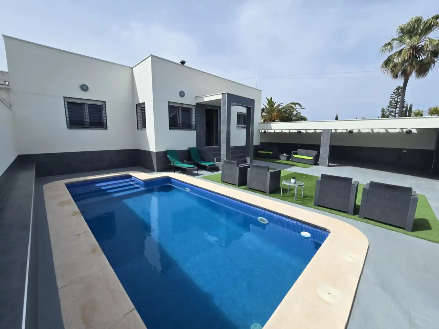 Piscina de Casa o xalet en venda en Torrevieja amb Aire condicionat, Calefacció i Jardí privat